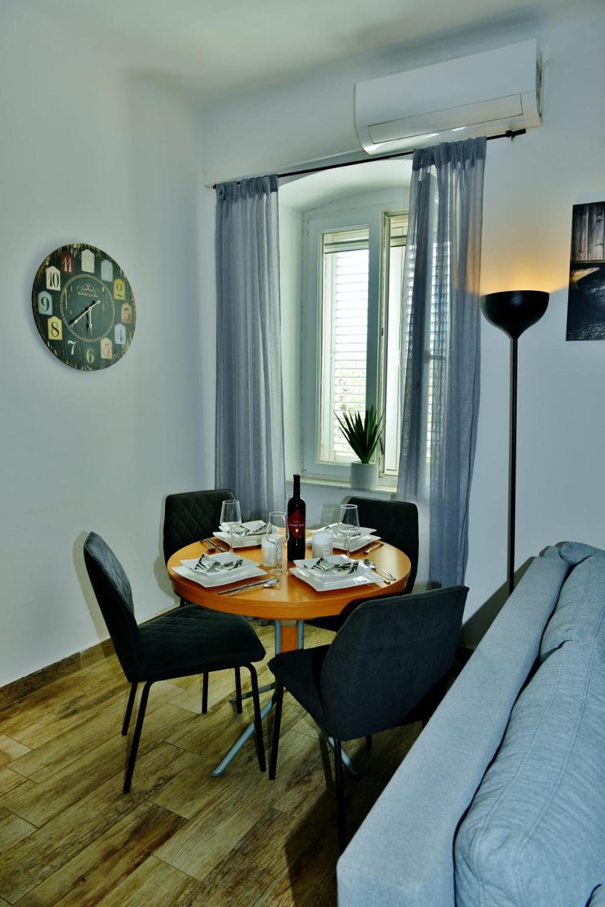 Lorena S Terasom -prizemlje-eg-pianterreno With Garden
