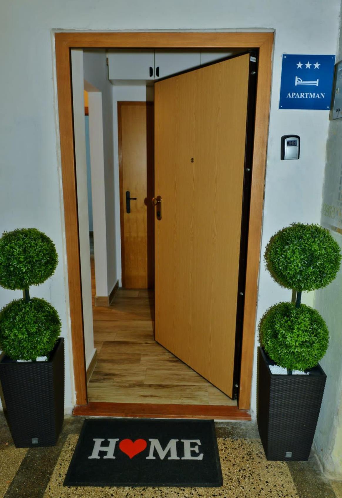 Lorena S Terasom -prizemlje-eg-pianterreno With Garden Apartment