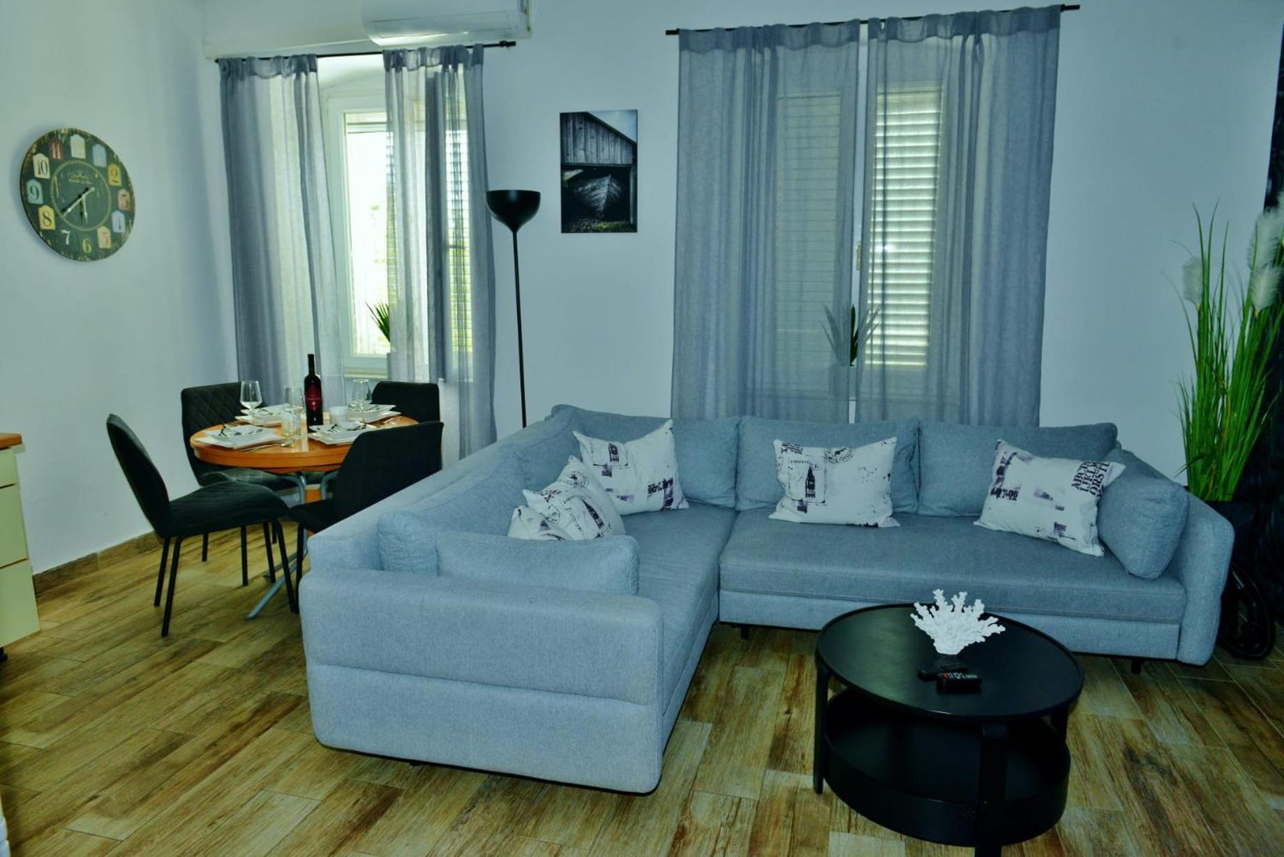 Apartment Lorena S Terasom -prizemlje-eg-pianterreno With Garden Rijeka