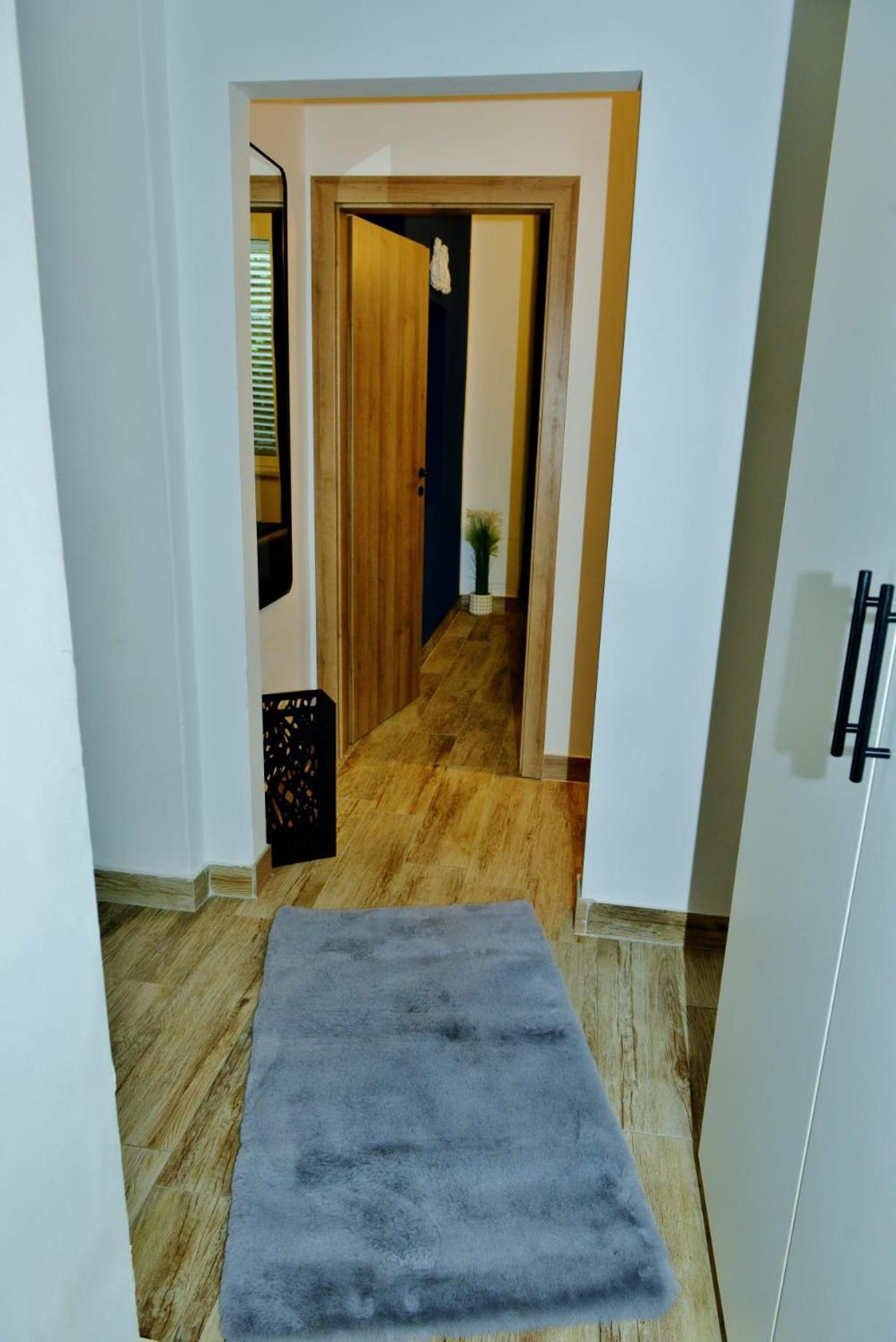 Lorena S Terasom -prizemlje-eg-pianterreno With Garden Apartment