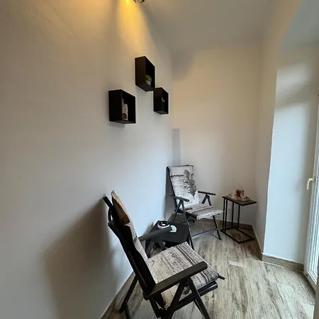 Apartment Lorena S Terasom -Prizemlje-Eg-Pianterreno With Garden Rijeka Exterior photo